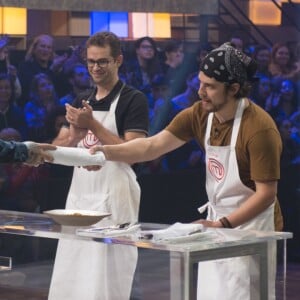 Em 'MasterChef - A Revanche', Vitor Bourguignon vence Aristeu, da 5ª temporada