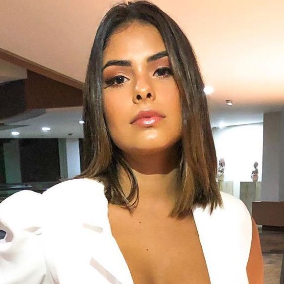 Munik Nunes mostra perna inchada após cirurgia nesta quarta-feira, dia 16 de outubro de 2019