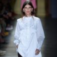 Camisa branca: a peça tradicional do guarda-roupa foi acompanhada de babados no desfile da Lilly Sarti para o São Paulo Fashion Week