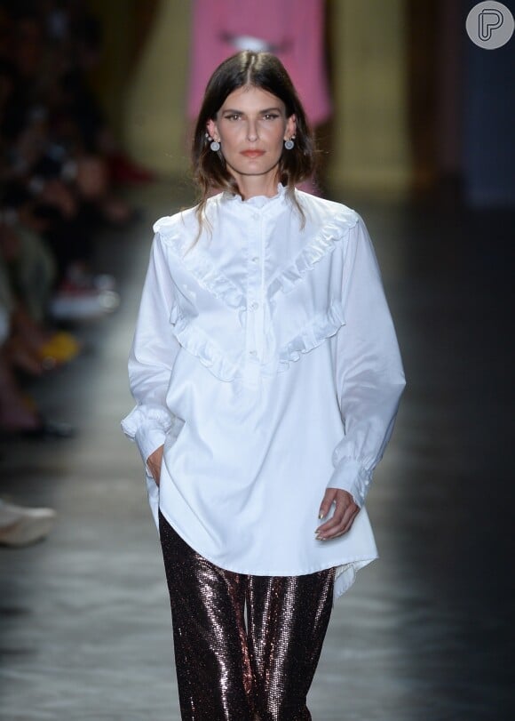 Camisa branca: a peça tradicional do guarda-roupa foi acompanhada de babados no desfile da Lilly Sarti para o São Paulo Fashion Week