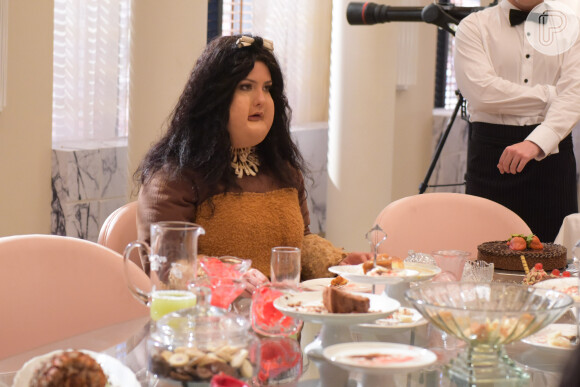 Na novela 'Topíssima', Sophia (Camila Rodrigues) se vê obesa de tanto comer até explodir em pesadelo no capítulo de segunda-feira, 21 de outubro de 2019