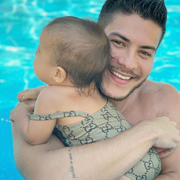 Arthur Aguiar posa com a filha em piscina