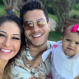 Mayra Cardi e Arthur Aguiar usam as redes sociais para comemorar primeiro ano da filha