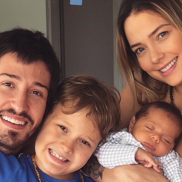 Carol Dantas reuniu marido e filhos em foto para comemorar seus 26 anos nesta segunda-feira, 21 de outubro de 2019. 'Valentin sempre bem pleno tirando uma sonequinha', reparou fã