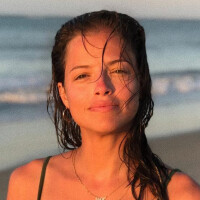 Agatha Moreira posa de biquíni em banho de cachoeira e web elogia: 'Que corpo'