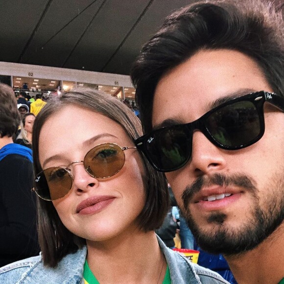 Agatha Moreira namora o ator Rodrigo Simas