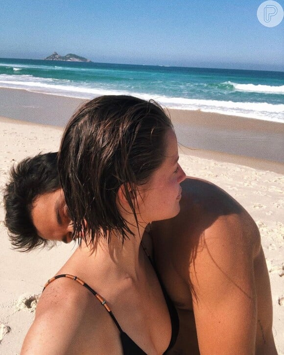 Agatha Moreira e Rodrigo Simas estão sempre curtindo dias ensolarados em praias e cachoeiras
