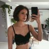 Agatha Moreira faz selfie no espelho e exibe corpo sequinho de top e short jeans