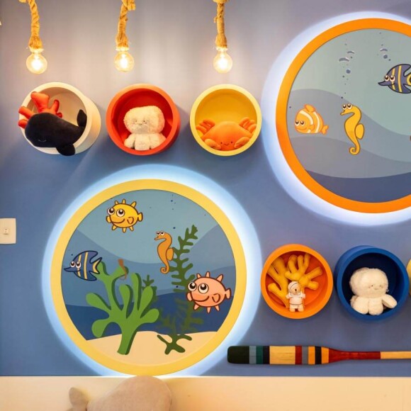 O novo quarto de brincar do filho de Karina Bacchi tem elementos geométricos e muito coloridos