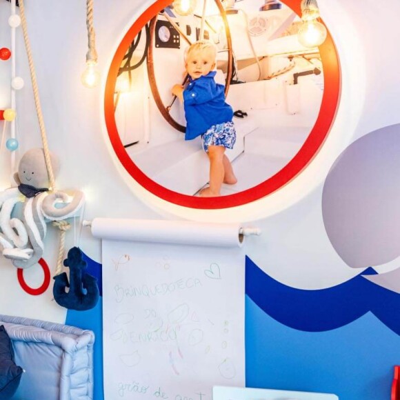 O quarto de Enrico, filho de Karina Bacchi, também tem uma foto do menino