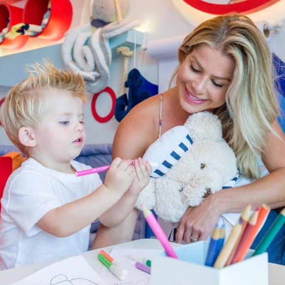Karina Bacchi e o filho, Enrico, se divertem na brinquedoteca do menino, divulgada nesta terça-feira, dia 22 de outubro de 2019