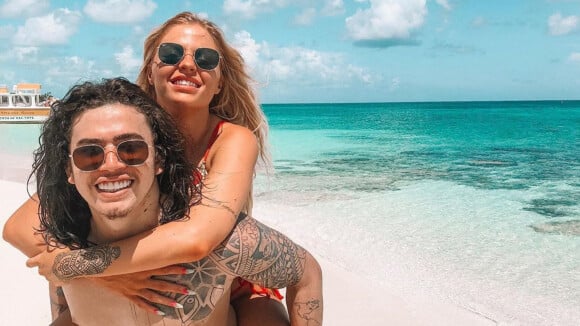 Whindersson Nunes tenta ser 'sexy' e Luísa Sonza diverte fãs em viagem do casal