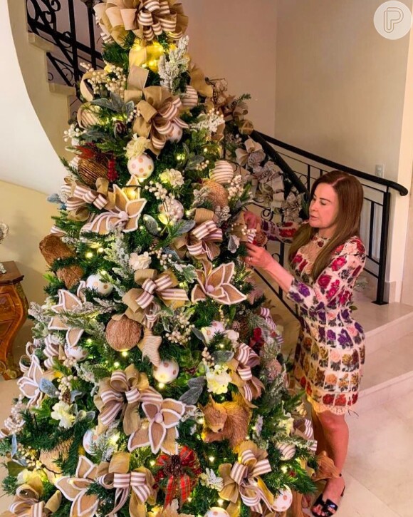 Zilu Godoi monta árvore de Natal em sala de mansaõ