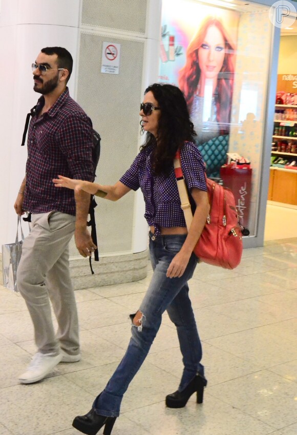 Claudia Ohana é clicada de calça rasgada e blusa quadriculada em aeroporto no Rio