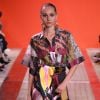 Lenço no cinto: truque de styling foi destaque nas passarelas da Elie Saab no Paris Fashion Week