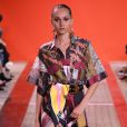Lenço no cinto: truque de styling foi destaque nas passarelas da  Elie Saab no Paris Fashion Week 