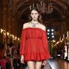 Vestido vermelho: modelo curto com decote ombro a ombro na cor vermelha é tendência para primavera/verão 2020