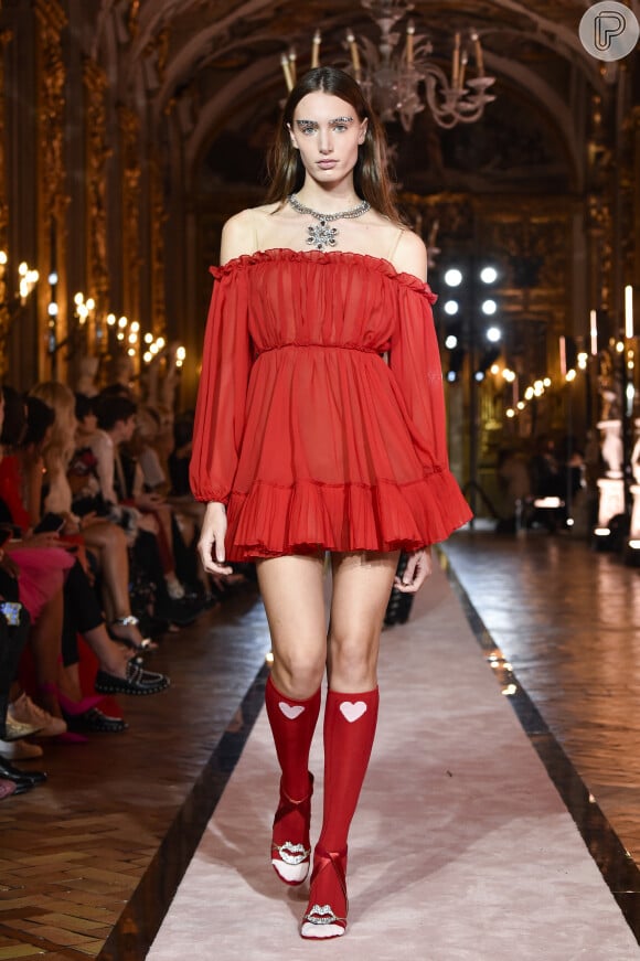 Vestido vermelho: modelo curto com decote ombro a ombro na cor vermelha é tendência para primavera/verão 2020
