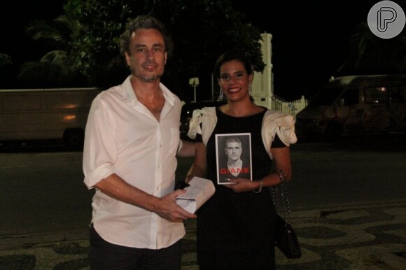 Narciza Tamborindeguy e o namorado, o jornalista Guilherme Fiuza prestigiam o aniversário de 56 anos de Christiane Torloni