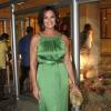 Luiza Brunet chega à festa de Christiane Torloni com vestido verde exuberante