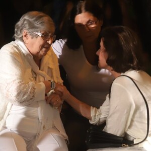 Mãe de Jorge Fernando, dona Hilda Rebello foi consolada por Marieta Severo no velório do filho