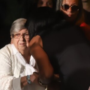 Mãe de Jorge Fernando, dona Hilda Rebello foi consolada no velório do filho. Ator e diretor morreu aos 64 anos vítima de infarto