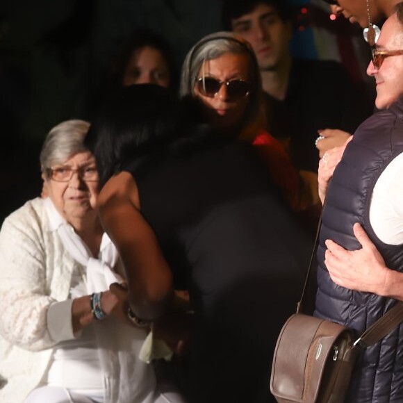 Mãe de Jorge Fernando, dona Hilda Rebello foi consolada no velório do filho. Ator e diretor morreu aos 64 anos vítima de infarto