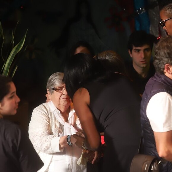 Mãe de Jorge Fernando, dona Hilda Rebello foi consolada no velório do filho