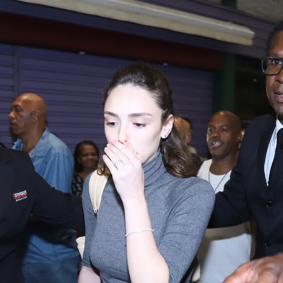 Isabelle Drummond foi ao velório de Jorge Fernando, que lhe dirigiu na novela 'Caras e Bocas'