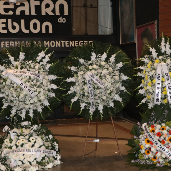 Jorge Fernando foi homenageado com coroas de flores