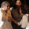 Mãe de Jorge Fernando foi consolada por Marieta Severo no velório do ator e diretor em teatro do Rio de Janeiro