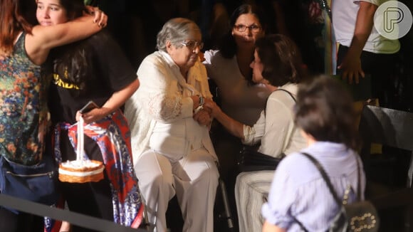 Mãe de Jorge Fernando foi consolada por Marieta Severo no velório do ator e diretor em teatro do Rio de Janeiro