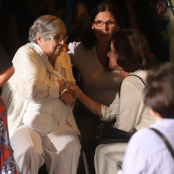 Mãe de Jorge Fernando foi consolada por Marieta Severo no velório do ator e diretor em teatro do Rio de Janeiro