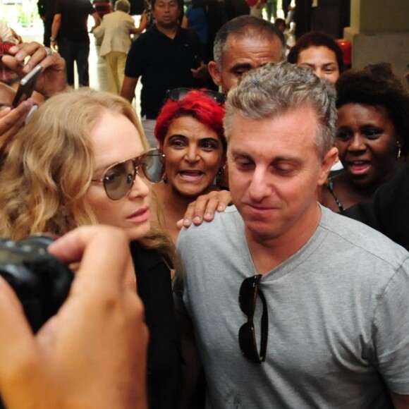 Luciano Huck e Angélica também foram dar o último adeus ao ator e diretor Jorge Fernando