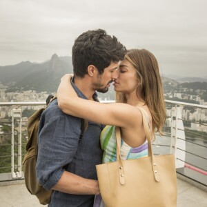 Na novela 'Bom Sucesso', Paloma (Grazi Massafera) e Marcos (Romulo Estrela) são filmados aos beijos por Silvana (Ingrid Guimarães) enquanto Alberto (Antonio Fagundes) assiste o canal da atriz com a neta, Sofia (Valentina Vieira)