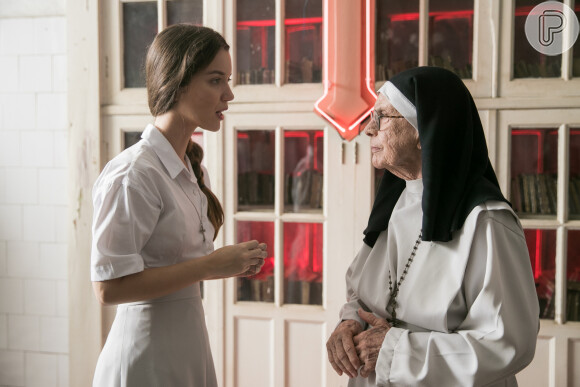 Fabiana (Nathalia Dill) implora perdão a madre e é aceita de volta no convento na novela 'A Dona do Pedaço'