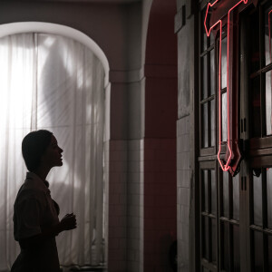 Fabiana (Nathalia Dill) volta a ser freira na novela 'A Dona do Pedaço' após perder tudo