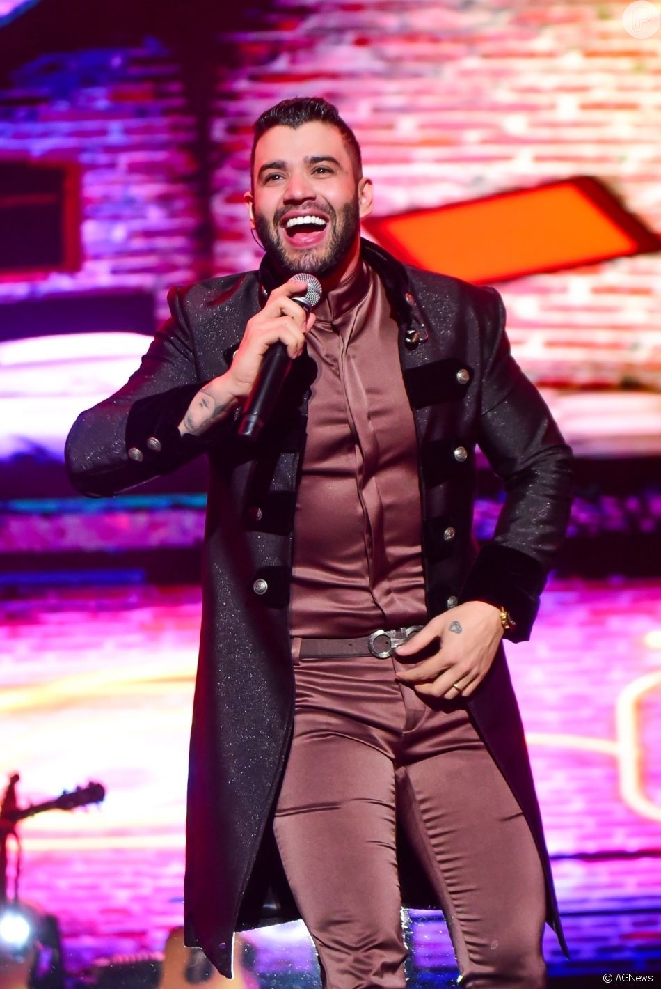 Gusttavo Lima comeu Yakisoba em cima do palco no Parque de Exposições