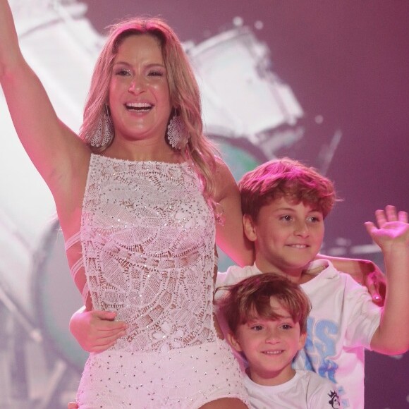 Filhos mais velhos de Claudia Leitte, Davi e Rafael cercam a irmã, Bela, em foto com o pai, Marcio Pedreira