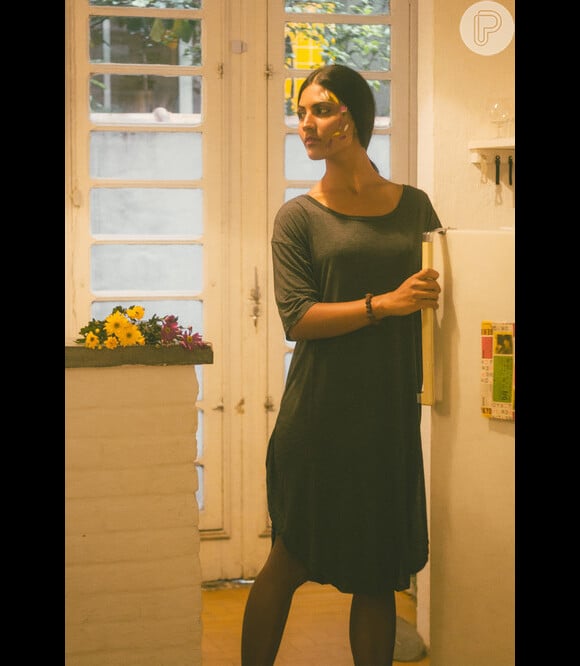 Vestido vegano: modelo básico em cor cinza pode ser encontrado no site da marca Nicole Bustamante