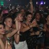 De shortinho, Bruna Marquezine rebola ao som do funk na festa Baile da Favorita, na quadra da Rocinha, no Rio de Janeiro