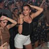 Bruna Marquezine rebola e Thaila Ayala empina o bumbum durante baile funk