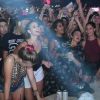 De shortinho, Bruna Marquezine rebola ao som do funk na festa Baile da Favorita, na quadra da Rocinha, no Rio de Janeiro