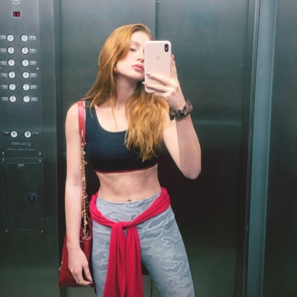 Marina Ruy Barbosa não deixou de lado os treinos na sexta-feira (01) e exibiu o look escolhido para a academia em foto no espelho