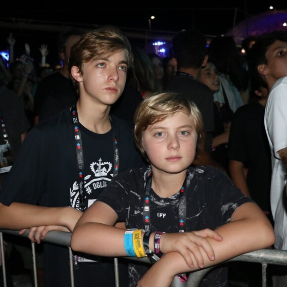 Benício apareceu abraçado à mãe, Angélica, em uma foto postada por ela no Instagram