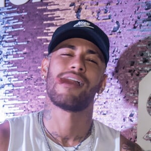 Neymar se vestiu como o personagem O Máscara para festa de Halloween