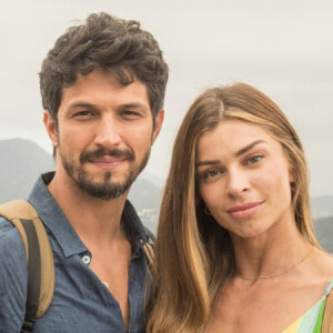 Paloma (Grazi Massafera) aceita pedido de namoro de Marcos (Romulo Estrela) na novela 'Bom Sucesso'