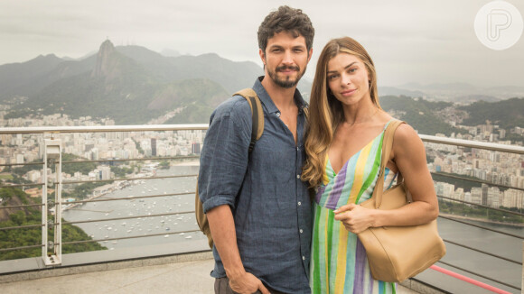 Paloma (Grazi Massafera) aceita pedido de namoro de Marcos (Romulo Estrela) na novela 'Bom Sucesso'