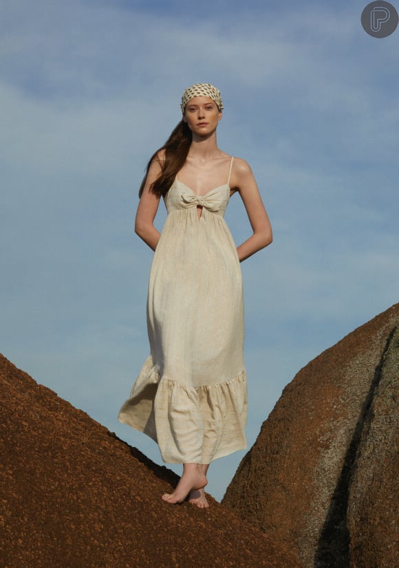 Vestido de alcinha com laço em tom neutro apareceu na coleção de verão da Cris Barros