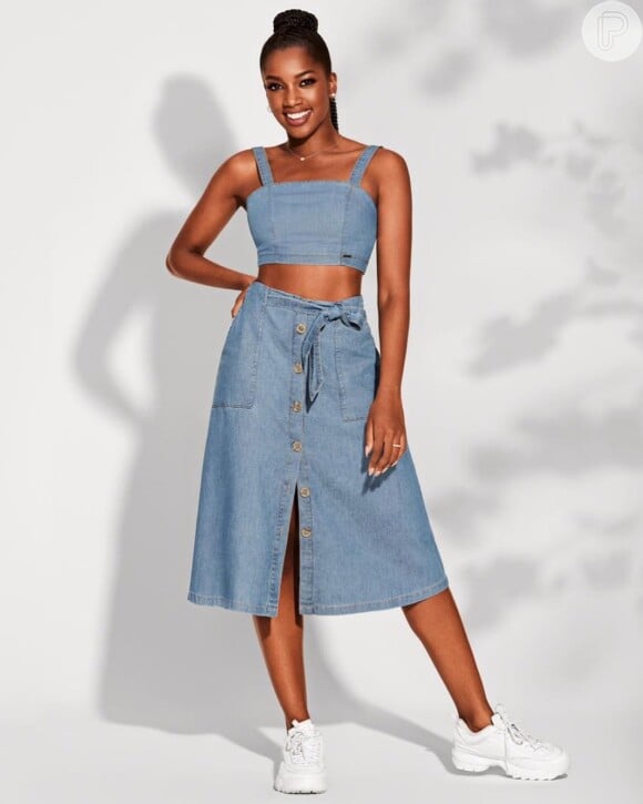 Saia e top jeans: conjuntinho trend foi aposta da Hering para looks de verão 2020